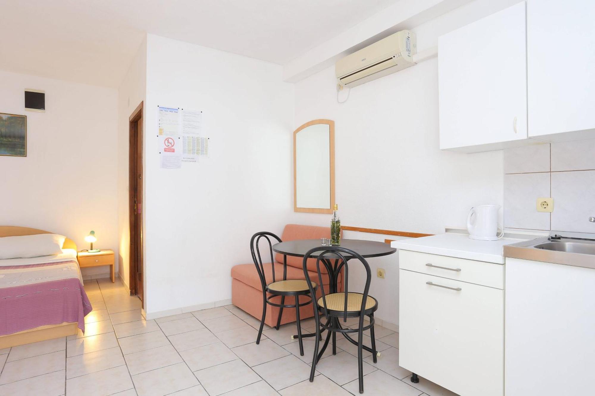Family Friendly Apartments With A Swimming Pool Businci, Ciovo - 11232 Trogir Szoba fotó