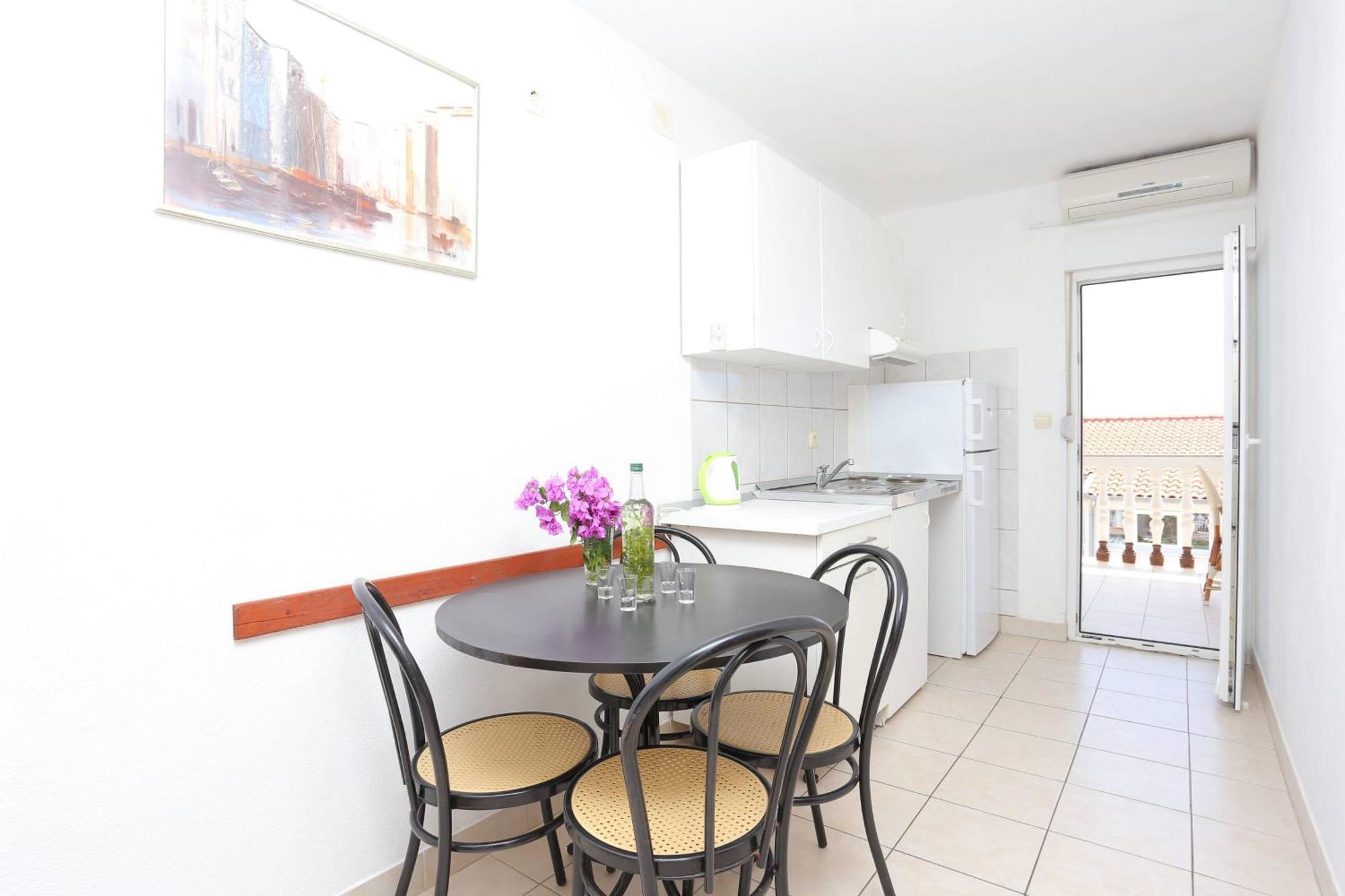 Family Friendly Apartments With A Swimming Pool Businci, Ciovo - 11232 Trogir Kültér fotó